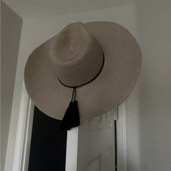 Lulu's Gray Wide-Brim Hat with Black Tassel - Picture 3 of 4